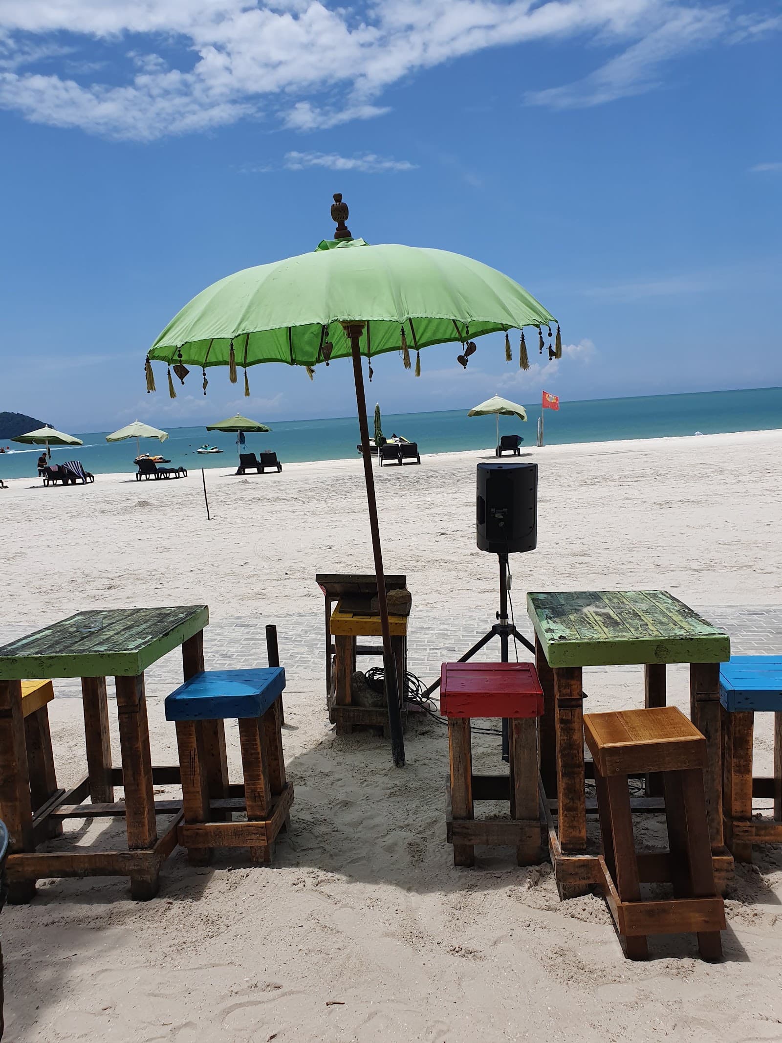 Kalut Cafe And Bar