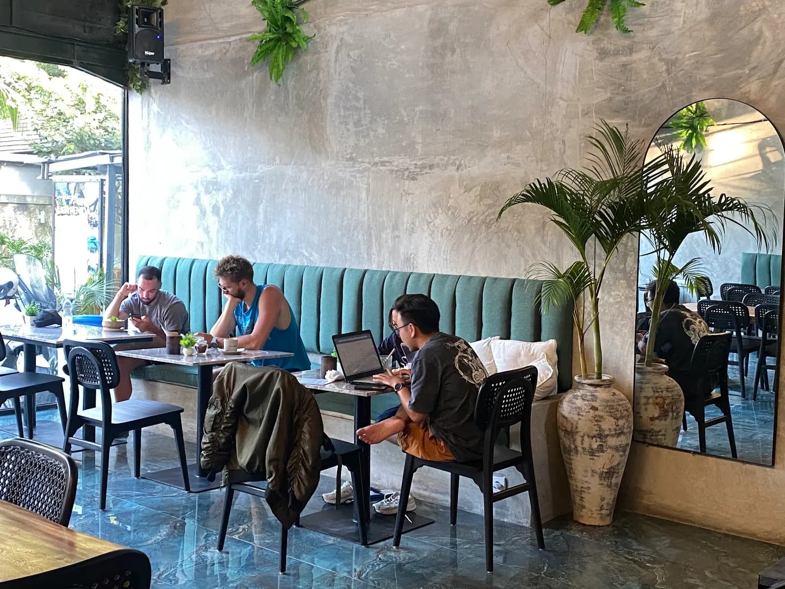Alily Lounge Restaurant & Bar
